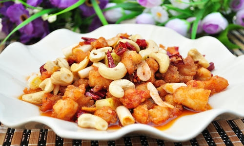 豆腐怎么炒啊 放入切好的豆腐炒薄豆腐