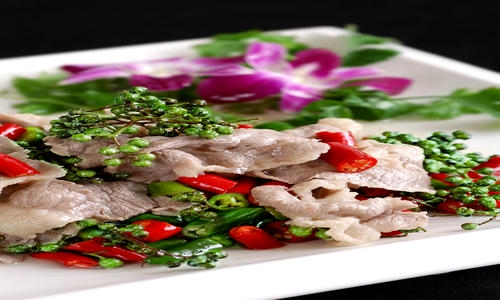 肠粉怎么炒才好吃 肠粉炒 4. 酸豆角和泡椒切细
